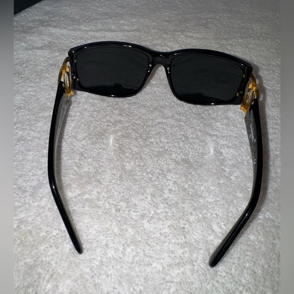 Chanel Black sunglasses with CC gold hardware, with case, box and book. - Picture 4 of 11